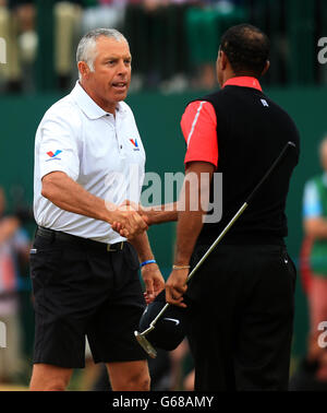 Le Tiger Woods des États-Unis se serre la main avec l'ancien cadie Steve Williams sur le 18e vert pendant le quatrième jour du Championnat ouvert 2013 au Club de golf de Muirfield, East Lothian. Banque D'Images