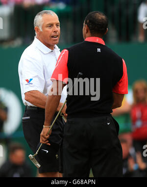 Le Tiger Woods des États-Unis se serre la main avec l'ancien cadie Steve Williams sur le 18e vert pendant le quatrième jour du Championnat ouvert 2013 au Club de golf de Muirfield, East Lothian. Banque D'Images