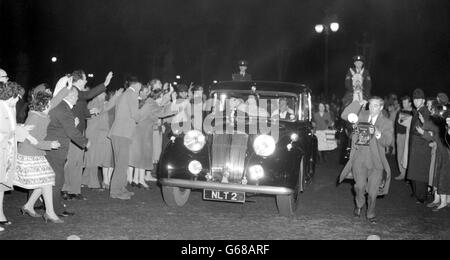 Des foules affluent autour de la voiture transportant la princesse Margaret, M. Antony Armstrong-Jones et la reine mère de Clarence House, Londres, au palais de Buckingham, où une réception pour célébrer le mariage à venir devait avoir lieu. Banque D'Images