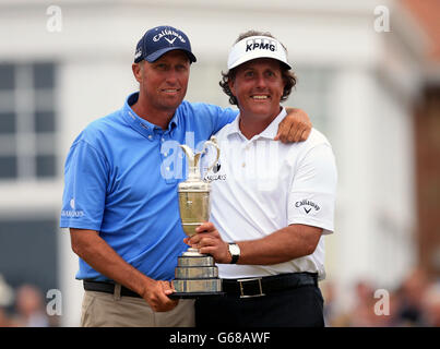 Aux États-Unis, Phil Mickelson célèbre avec le Claret Jug et avec le caddie Jim Mackay après avoir remporté le Championnat Open 2013 au Club de golf de Muirfield, East Lothian. Banque D'Images