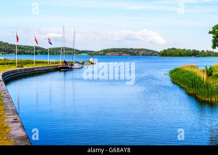 Au début ou à la fin de la Swedish Gota canal à Mem avec voile bateaux amarrés à la jetée et l'archipel en arrière-plan. F Banque D'Images