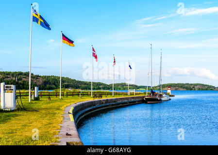 Au début ou à la fin de la Swedish Gota canal à Mem avec voile bateaux amarrés à la jetée et l'archipel en arrière-plan. F Banque D'Images