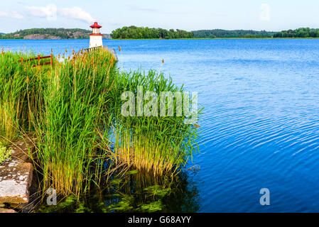 Un très petit phare à l'entrée de Gota canal dans Mem, la Suède. Banque D'Images