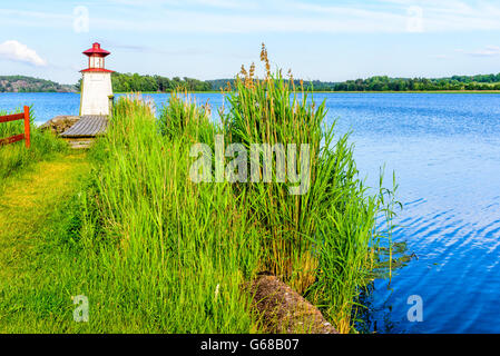 Un très petit phare à l'entrée de Gota canal dans Mem, la Suède. Banque D'Images