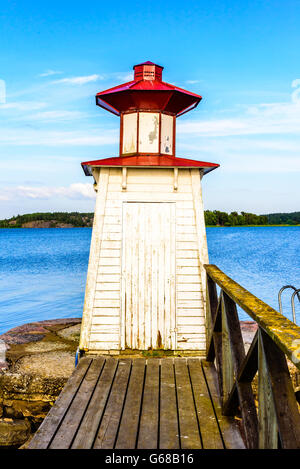 Un très petit phare à l'entrée de Gota canal dans Mem, la Suède. Banque D'Images