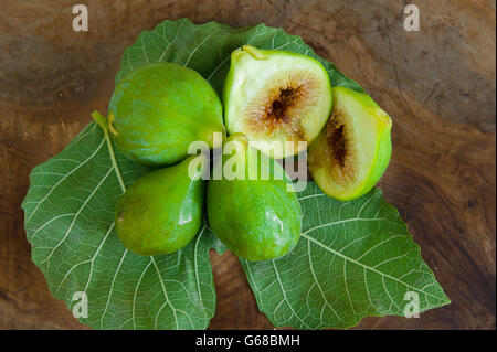 Figues mûres vert fruits sur table en bois, un coupé, vue d'en haut Banque D'Images