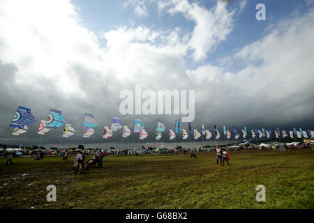 Les drapeaux volent au vent au festival de Glastonbury, à Digne Farm dans le Somerset. ASSOCIATION DE PRESSE Photo. Voir PA story SHOWBIZ Glastonbury. Photo date : mercredi 22 juin 2016. Crédit photo doit se lire : Yui Mok/PA Wire Banque D'Images