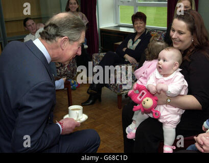 Le Prince Charles, prince de Galles, rencontre des épouses, des amies et des enfants des militaires qui combattent dans le Golfe, à la caserne Connaught, Douvres. * Charles a parlé à environ 100 membres de la famille des soldats du Premier Bataillon du Régiment de parachutistes basé à Douvres, Kent. Le but de la réunion informelle sur le thé et les biscuits était de soutenir les familles inquiètes de leurs proches qui sont formés pour l'action de première ligne. Il s'agit de la première d'une série de visites de hauts responsables de la famille royale dans des bases militaires au Royaume-Uni. Banque D'Images