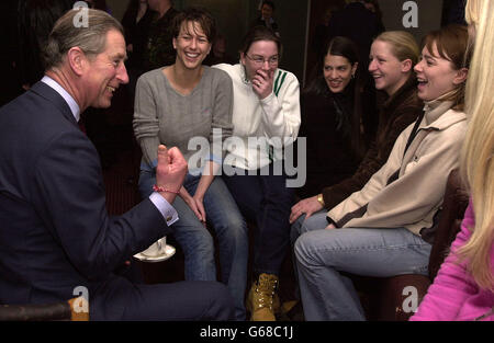 Le Prince Charles, prince de Galles, rencontre des épouses, des amies et des enfants des militaires qui combattent dans le Golfe, à la caserne Connaught, Douvres. * Charles a parlé à environ 100 membres de la famille des soldats du Premier Bataillon du Régiment de parachutistes basé à Douvres, Kent. Le but de la réunion informelle sur le thé et les biscuits était de soutenir les familles inquiètes de leurs proches qui sont formés pour l'action de première ligne. Il s'agit de la première d'une série de visites de hauts responsables de la famille royale dans des bases militaires au Royaume-Uni. Banque D'Images