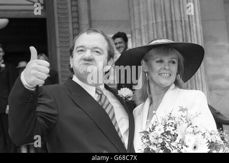 Le comédien Mel Smith avec sa mariée Pamela gay-Rees à l'extérieur du bureau d'enregistrement de Westminster à Londres. Griff Rhys Jones, partenaire comique de Smith, est visible en arrière-plan. Banque D'Images