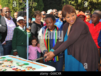 Zindzi Mandela, fille de Nelson Mandela lors de la célébration de la course mondiale du Clipper Round the World Yacht Race avec les Ambassadeurs arc-en-ciel de Sapinda à Rosebank à Johannesburg, en Afrique du Sud. Banque D'Images