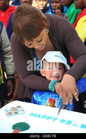 Zindzi Mandela, fille de Nelson Mandela lors de la célébration de la course mondiale de Clipper Round the World Yacht Race avec les Ambassadeurs arc-en-ciel de Sapinda à Rosebank à Johannesburg, en Afrique du Sud. Banque D'Images