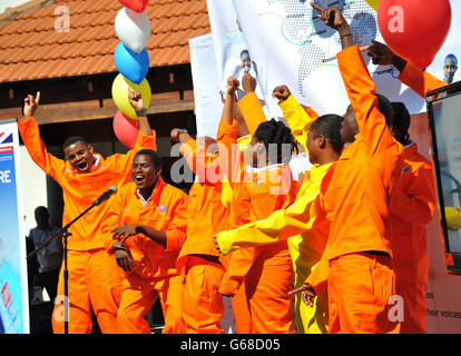 Les jeunes Sud-Africains sélectionnés pour faire partie de la course mondiale de yacht Clipper Round lors de la célébration du Fonds Nelson Mandela pour les enfants célébration de la course mondiale de yacht Clipper Round avec les Ambassadeurs arc-en-ciel Sapinda à Rosebank à Johannesburg, en Afrique du Sud. Banque D'Images