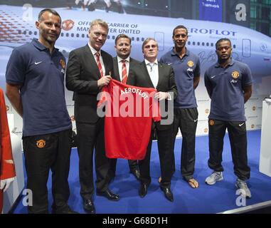 David Moyes, directeur de Manchester United, détient un maillot de club avec Vitaly Saveliev, PDG d'Aerofleet, ainsi que Richard Arnold, directeur général du groupe de Manchester United et ses joueurs Ryan Giggs (à gauche), Rio Ferdinand (deuxième à gauche) et Patrice Evra (à droite) lors de la conférence de presse d'Old Trafford, Manchester. Banque D'Images