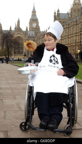 Anne Begg, députée d'Aberdeen-Sud, se met en pratique à la dernière minute avant le début de la course parlementaire pour la pancake au nom de l'organisme de bienfaisance Rehab UK, au Parlement de Londres. *..la course va voir la Chambre des communes se battre avec la Chambre des Lords pour célébrer Shrove mardi. Banque D'Images