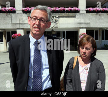 Christopher et Lisa Avery-Wright parlent aux journalistes après la conclusion à l'hôtel de ville de Crawley, de l'enquête sur la mort de leur fils William à l'extérieur de l'école Worth dans West Sussex où il était élève. Banque D'Images