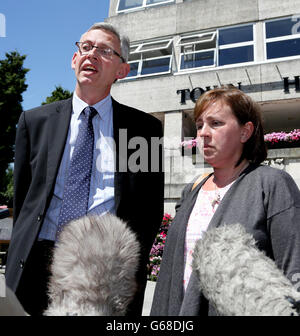 Christopher et Lisa Avery-Wright parlent aux journalistes après la conclusion à l'hôtel de ville de Crawley, de l'enquête sur la mort de leur fils William à l'extérieur de l'école Worth dans West Sussex où il était élève. Banque D'Images