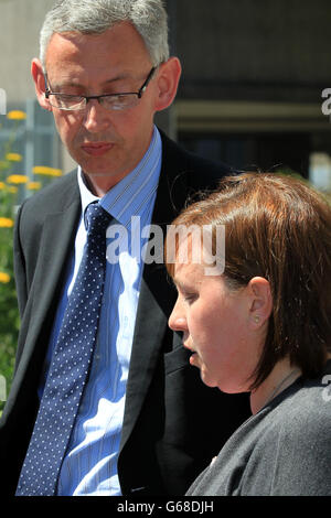 Christopher et Lisa Avery-Wright parlent aux journalistes après la conclusion à l'hôtel de ville de Crawley, de l'enquête sur la mort de leur fils William à l'extérieur de l'école Worth dans West Sussex où il était élève. Banque D'Images