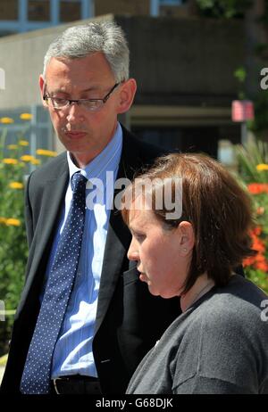 Christopher et Lisa Avery-Wright parlent aux journalistes après la conclusion à l'hôtel de ville de Crawley, de l'enquête sur la mort de leur fils William à l'extérieur de l'école Worth dans West Sussex où il était élève. Banque D'Images