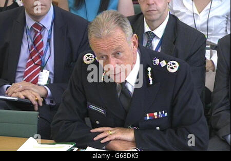 Sir Bernard Hogan-Howe, commissaire de la police métropolitaine, répond aux questions du Comité spécial des affaires intérieures de la Chambre des communes de Londres sur les services de police à Londres. Banque D'Images