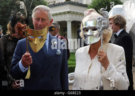 Le prince de Galles et la duchesse de Cornwall accueillent une réception pour la famille des éléphants, une œuvre caritative qui œuvre pour sauver l'éléphant d'Asie de l'extinction dans la nature. Banque D'Images