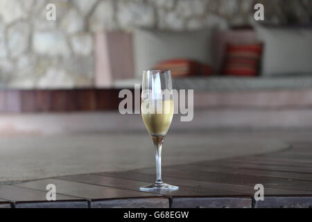 Un verre de champagne dans un salon Banque D'Images