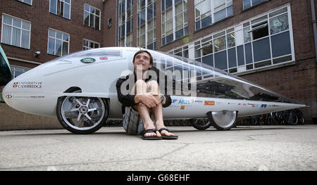 Les élèves à se préparer pour la course de voiture solaire Banque D'Images