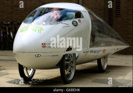 Peter Mildon, ingénieur en chef de l'Eco Racing de l'université de Cambridge, prendra part au défi solaire mondial de 3 000 km en Australie, de Darwin à Adélaïde, à Cambridge. Banque D'Images