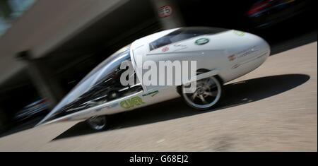 Peter Mildon, ingénieur en chef de l'Eco Racing de l'université de Cambridge, prendra part au défi solaire mondial de 3 000 km en Australie, de Darwin à Adélaïde, à Cambridge. Banque D'Images