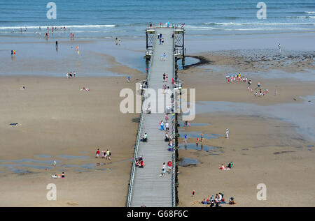 Les familles marchent sur la jetée de Saltburn par temps chaud à Saltburn-by-the-Sea, dans le North Yorkshire. Banque D'Images