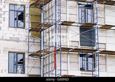 Vacances la façade de l'immeuble en construction d'échafaudages Banque D'Images