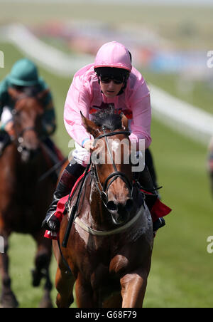 Lucky Kristale, monté par Tom Queally (au centre en couleurs roses), remporte les enjeux de la duchesse de Cambridge lors de la Journée des gentlemen d'Abu Dhabi du Piper-Heidsieck en juillet au Newmarket Racecourse, Newmarket. Banque D'Images