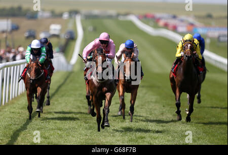 Lucky Kristale, monté par Tom Queally (au centre en couleurs roses), remporte les enjeux de la duchesse de Cambridge lors de la Journée des gentlemen d'Abu Dhabi du Piper-Heidsieck en juillet au Newmarket Racecourse, Newmarket. Banque D'Images