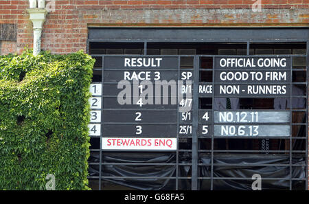 La course de chevaux 2013 - 2013 Piper-Heidsieck - Abu Dhabi Festival Juillet Messieurs's Day - Newmarket Racecourse Banque D'Images