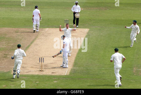 Le wailer australien Peter Siddle célèbre après avoir pris le batteur de cricket d'Angleterre Matthew avant 31, au cours du troisième jour du premier match d'essai Investec Ashes à Trent Bridge, Nottingham. Banque D'Images