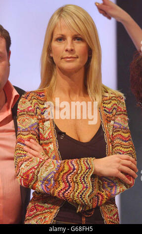 Le diffuseur Ulrika Jonsson sur scène à la maison de la Fame Academy dans le nord de Londres, pendant l'événement de la Comic relief does Fame Academy. Banque D'Images