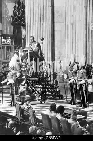 Le prince Philip, duc d'Édimbourg, lisant la leçon, au service de l'ordre de l'Empire britannique à la cathédrale Saint-Paul, Londres. Le service célébrait le 50e anniversaire de l'institution de l'ordre. La reine Elizabeth II est vue en premier plan Banque D'Images