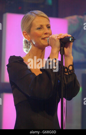 La chaîne de télévision Ulrika Jonsson se produit sur scène au Fame Academy House, dans le nord de Londres, lors de l'événement Comic relief does Fame Academy. Banque D'Images