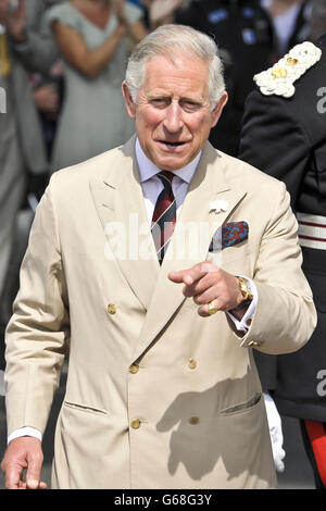 Le Prince de Galles accueille des wishers à Bude, en Cornouailles, alors que lui et la duchesse de Cornouailles participent à leur visite annuelle d'été à Cornouailles et Devon. Banque D'Images