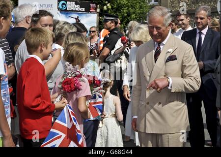 Le Prince de Galles accueille des wishers à Bude, en Cornouailles, alors que lui et la duchesse de Cornouailles participent à leur visite annuelle d'été à Cornouailles et Devon. Banque D'Images