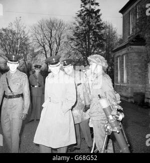 Duke a un mot avec un 'lance Jack' dans la pluie. Le prince Philip, duc d'Édimbourg, colonel des gardes gallois, sourit et a un mot avec le caporal Gilbert Gunner en tenue de combat et casque camouflage, lors de sa visite sous la pluie au dépôt des gardes, à Caterham, Surrey. Lance- le caporal Gunner, vu avec un mortier, vient de la vallée de Rhondda, au sud du pays de Galles. Banque D'Images