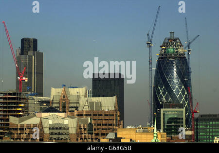 Les travaux en cours sur le nouveau bâtiment conçu par Norman Foster, qui abritera les bureaux de Swiss Re à Londres, prennent forme dans la ville de Londres. * la structure de 180 mètres de haut, surnommée « le Gherkin », sera surmontée d'un dôme en verre de 18 mètres de haut et deviendra le deuxième plus haut bâtiment de la ville de Londres après la Tour 42 - anciennement connue sous le nom de la tour NAT West - qui se trouve à 200 mètres. Le bâtiment le plus haut de Londres est à quelques kilomètres de Canary Wharf, dont la Tour atteint 243 mètres. Banque D'Images