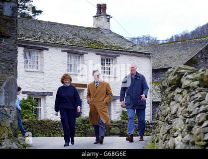 Le Prince de Galles s'entretient avec les propriétaires Hazel et Joe Relph alors qu'il quitte Yew Tree Farm à Rosthwaite, près de Keswick, au début d'une journée de visites dans le Lake District. * le prince a passé deux nuits à la maison d'hôtes, qu'il a d'abord séjourné l'année dernière lors d'une visite pour montrer son soutien au tourisme à la suite de l'épidémie de pied et de bouche. Banque D'Images