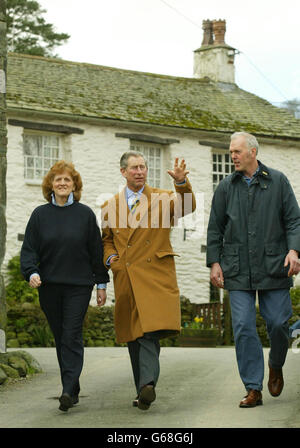 Le Prince de Galles s'entretient avec les propriétaires Hazel et Joe Relph alors qu'il quitte Yew Tree Farm à Rosthwaite, près de Keswick, au début d'une journée de visites dans le Lake District. * le prince a passé deux nuits à la maison d'hôtes, qu'il a d'abord séjourné l'année dernière lors d'une visite pour montrer son soutien au tourisme à la suite de l'épidémie de pied et de bouche. Banque D'Images