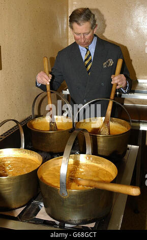 Prince of Wales visite la boutique Toffee à Penrith, Cumbria, qui fournit des bonbons à son propre point de vente sur la propriété Highgrove.*..Charles a vu de première main comment la confiserie faite à la main a été produite et emballée à la boutique Toffee avant qu'elle ne soit mise en vente dans des magasins tels que sa propre, Fortnum et Mason et Selfridges.La visite est l'une des trois missions que le Prince a effectuées au cours d'une deuxième journée dans le district de Lake, où il a passé hier à se détendre avec une chasse locale à Mungrisdale. Banque D'Images
