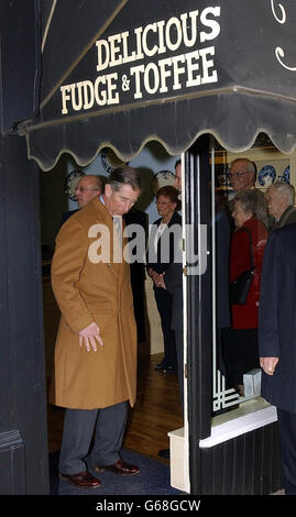Prince of Wales quitte le magasin Toffee à Penrith, en Cumbria, qui fournit des bonbons à son propre point de vente sur la propriété Highgrove. *..Charles a vu de première main comment la confiserie faite à la main a été produite et emballée à la boutique Toffee avant qu'elle ne soit mise en vente dans des magasins tels que sa propre, Fortnum et Mason et Selfridges. La visite est l'une des trois missions que le Prince a effectuées au cours d'une deuxième journée dans le district de Lake, où il a passé hier à se détendre avec une chasse locale à Mungrisdale. Banque D'Images
