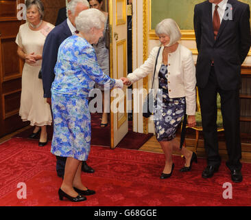 La reine Elizabeth II rencontre la directrice générale des bénévoles du service communautaire Lucy du Groot lors d'une réception pour commémorer le cinquantième anniversaire des bénévoles du service communautaire, au Palais St James's, dans le centre de Londres. Banque D'Images