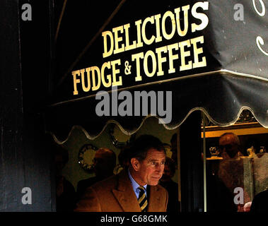 Prince of Wales quitte le magasin Toffee à Penrith, en Cumbria, qui fournit des bonbons à son propre point de vente sur la propriété Highgrove. *..Charles a vu de première main comment la confiserie faite à la main a été produite et emballée à la boutique Toffee avant qu'elle ne soit mise en vente dans des magasins tels que sa propre, Fortnum et Mason et Selfridges. La visite est l'une des trois missions que le Prince a effectuées au cours d'une deuxième journée dans le district de Lake, où il a passé hier à se détendre avec une chasse locale à Mungrisdale. Banque D'Images