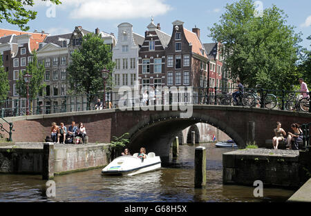 Vélo bicyclette à Amsterdam Canal Banque D'Images