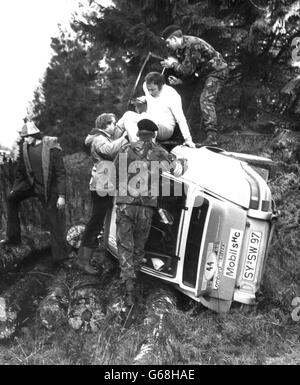 Les pilotes de rallye abandonnent leur Porsche 911SC qui s'est écrasé dans un virage serré dans la forêt de Dean lors de la deuxième étape du rallye RAC Round-Britain. La voiture a été conduite par le conducteur ouest-allemand Heinz-Walter Schewe et son copilote Franz-Josef Moormann, qui s'est échappé sans blessures. Deux spectateurs ont été grièvement blessés et plusieurs autres blessés, entraînant l'abandon de la scène et le déplacement des concurrents à la troisième étape. Banque D'Images